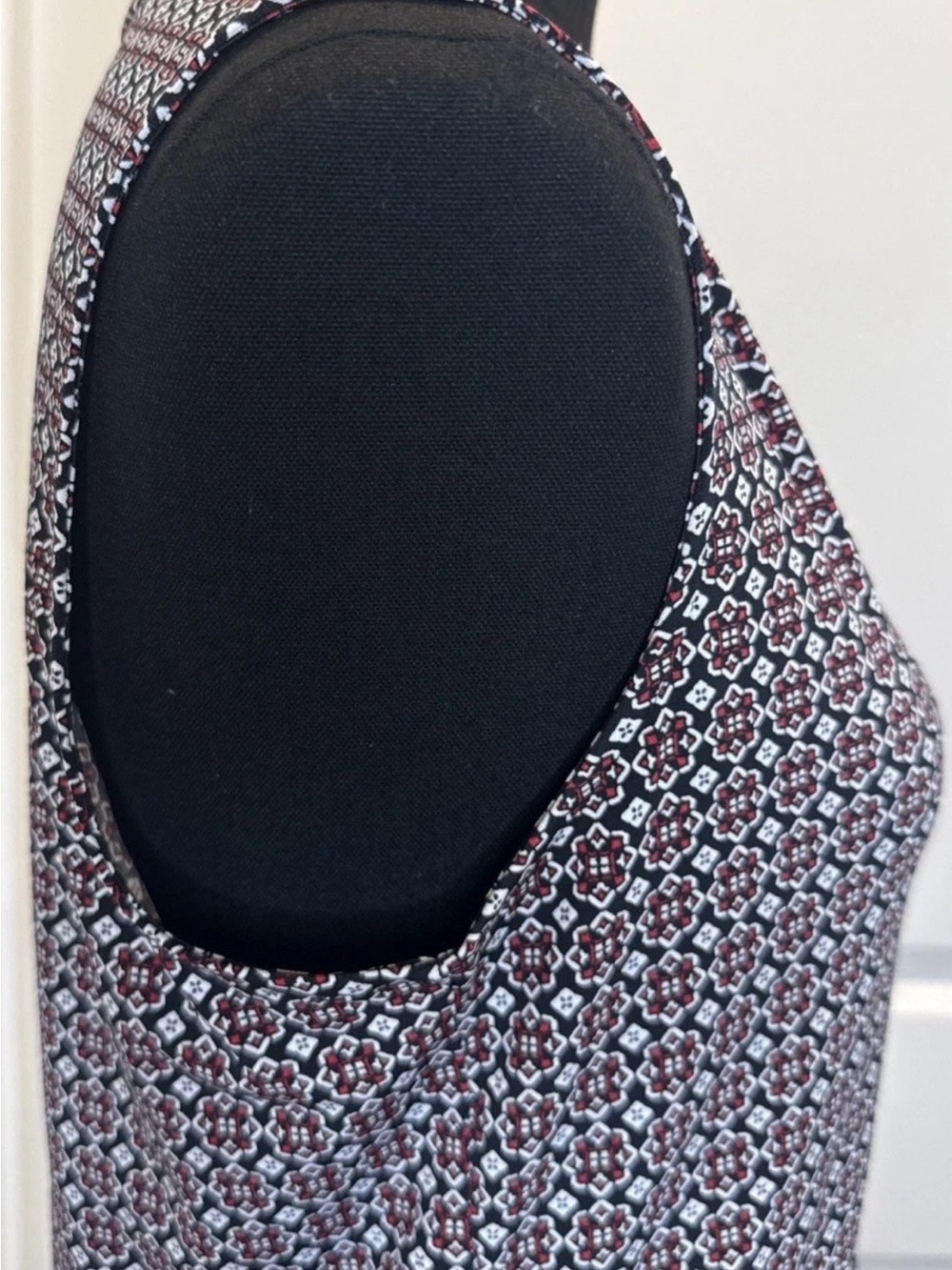 Liz Claiborne Women's Sleeveless Multicolor V-Neck Geometric Print Blouse, Small - Picture 6 of 12